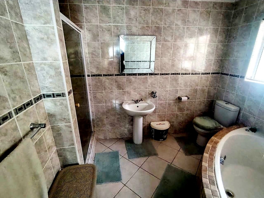 6 Bedroom Property for Sale in Kidds Beach Eastern Cape